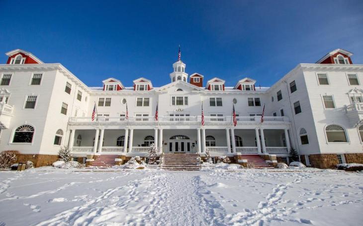 Le majestueux hôtel de The Shining sous la neige