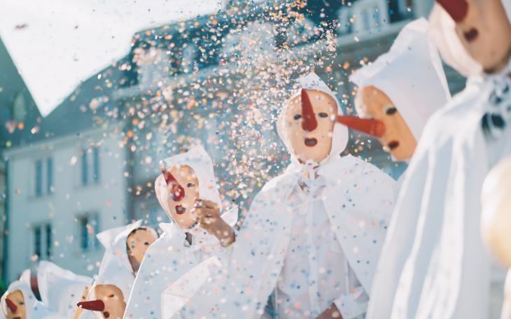 Les Blancs Moussis du Laetare de Stavelot qui lancent des confettis.